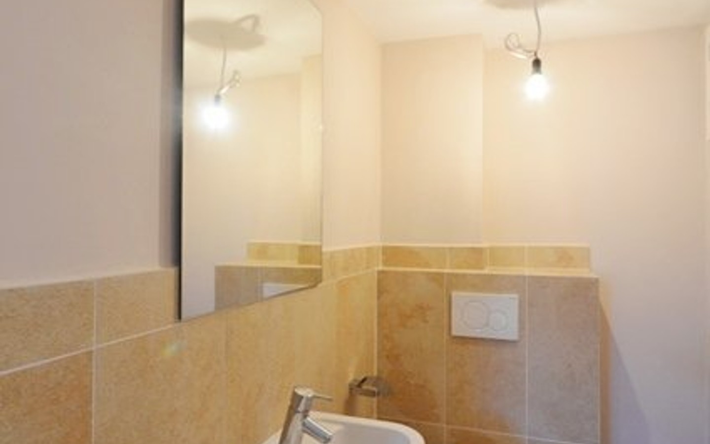Gäste-WC - Neue Vier Wände - Ideal für Paare oder Alleinlebende.