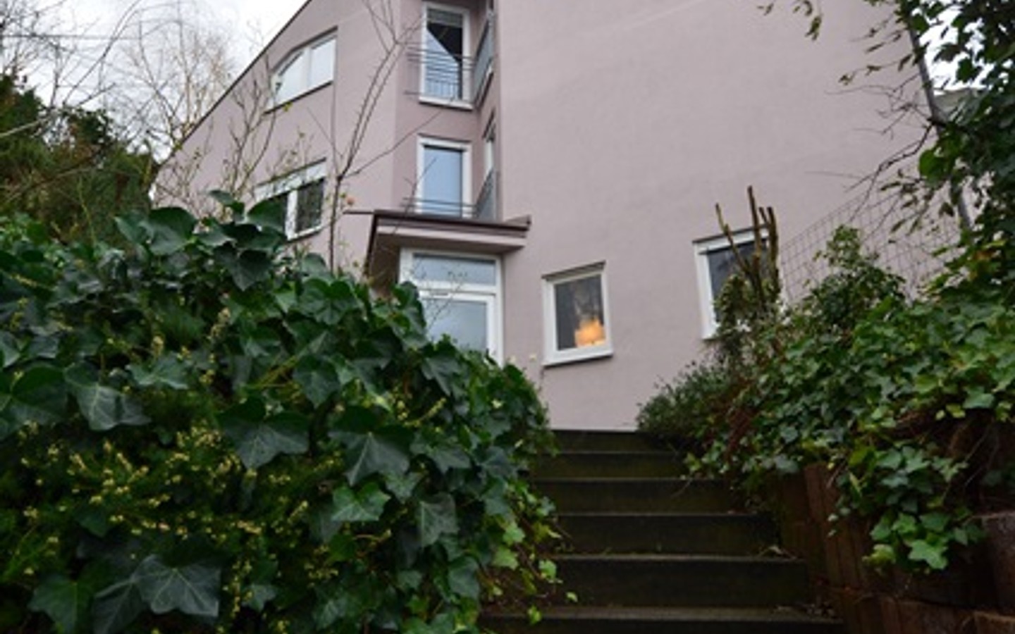Hausansicht - Schriesheim- Blütenweg:  Fantastische 3 Zimmerwohnung mit Terrasse und Blick auf die Strahlenburg
