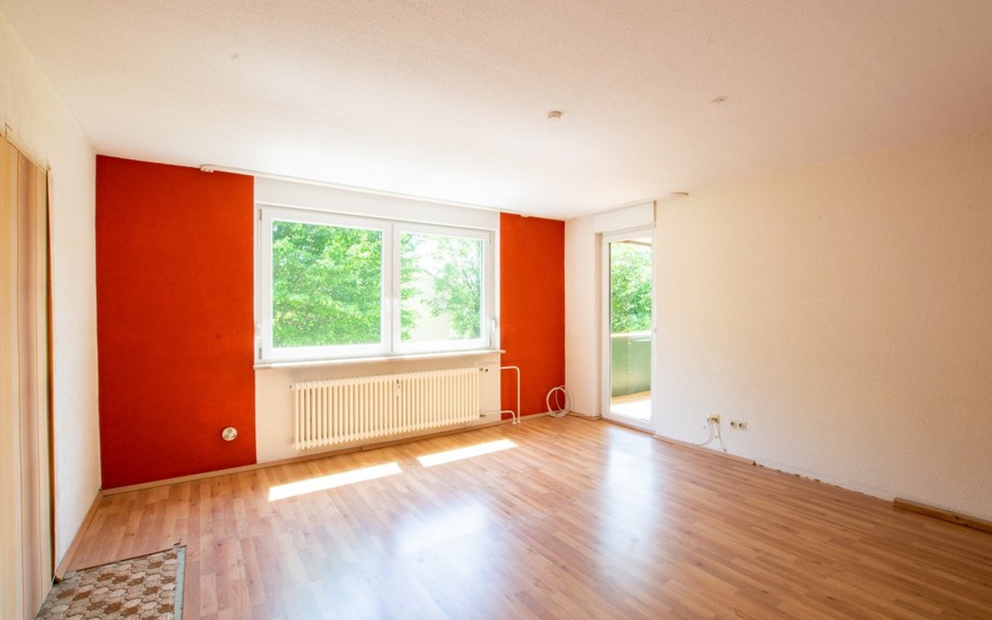 Wohnzimmer - Eppelheim: Großzügige 3,5-Zimmer-Wohnung mit Loggia, Garage und Renovierungsbedarf