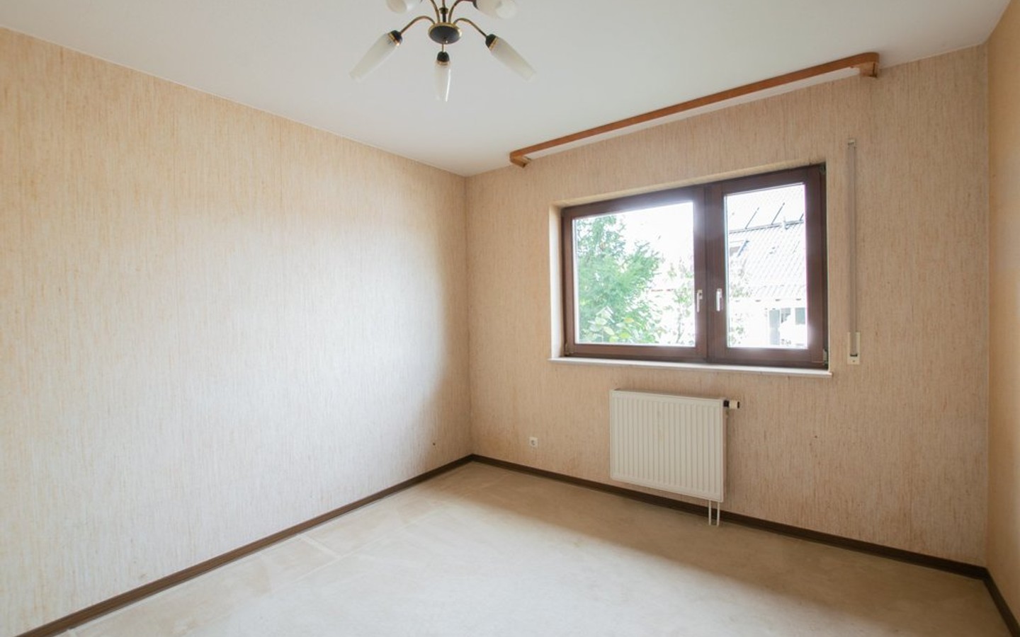 Zimmer im EG - Großzügige Doppelhaushälfte mit viel Potenzial in ruhiger Aussichtslage von Gaiberg
