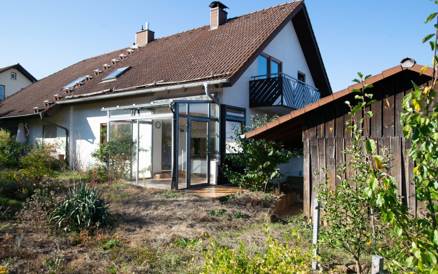 Hausansicht vom Garten - Großzügige Doppelhaushälfte mit viel Potenzial in ruhiger Aussichtslage von Gaiberg