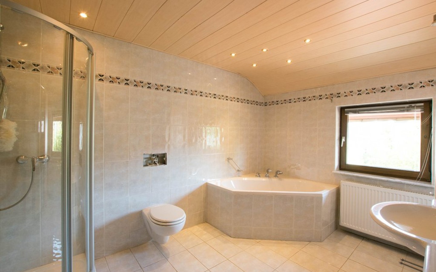 Tageslichtbad im Obergeschoss - Nußloch: Geräumiges Ein- bis Zweifamilienhaus mit viel Potenzial