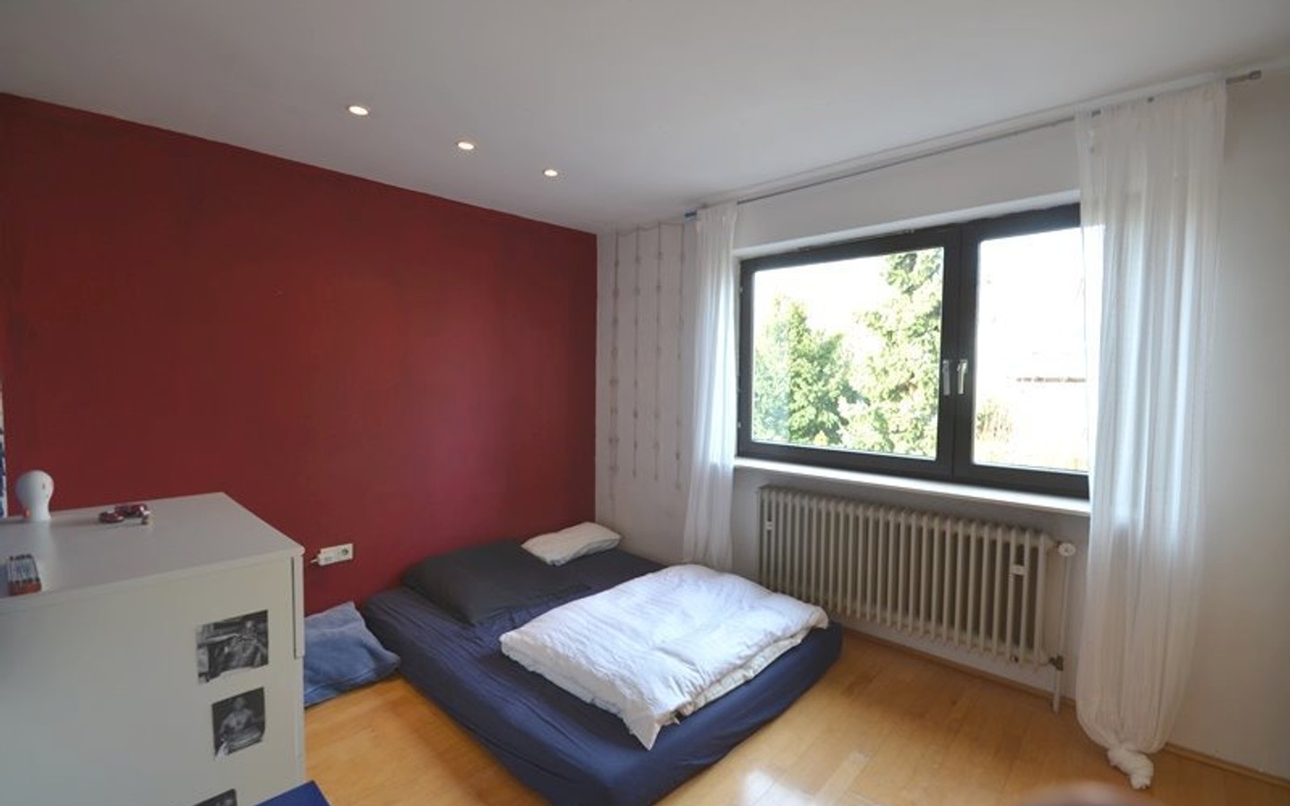 Schlafzimmer oben rechts - Walldorf - zentrale Lage (Mathias-Hess-Straße): Viel Platz und viel Sonne für die Familie.