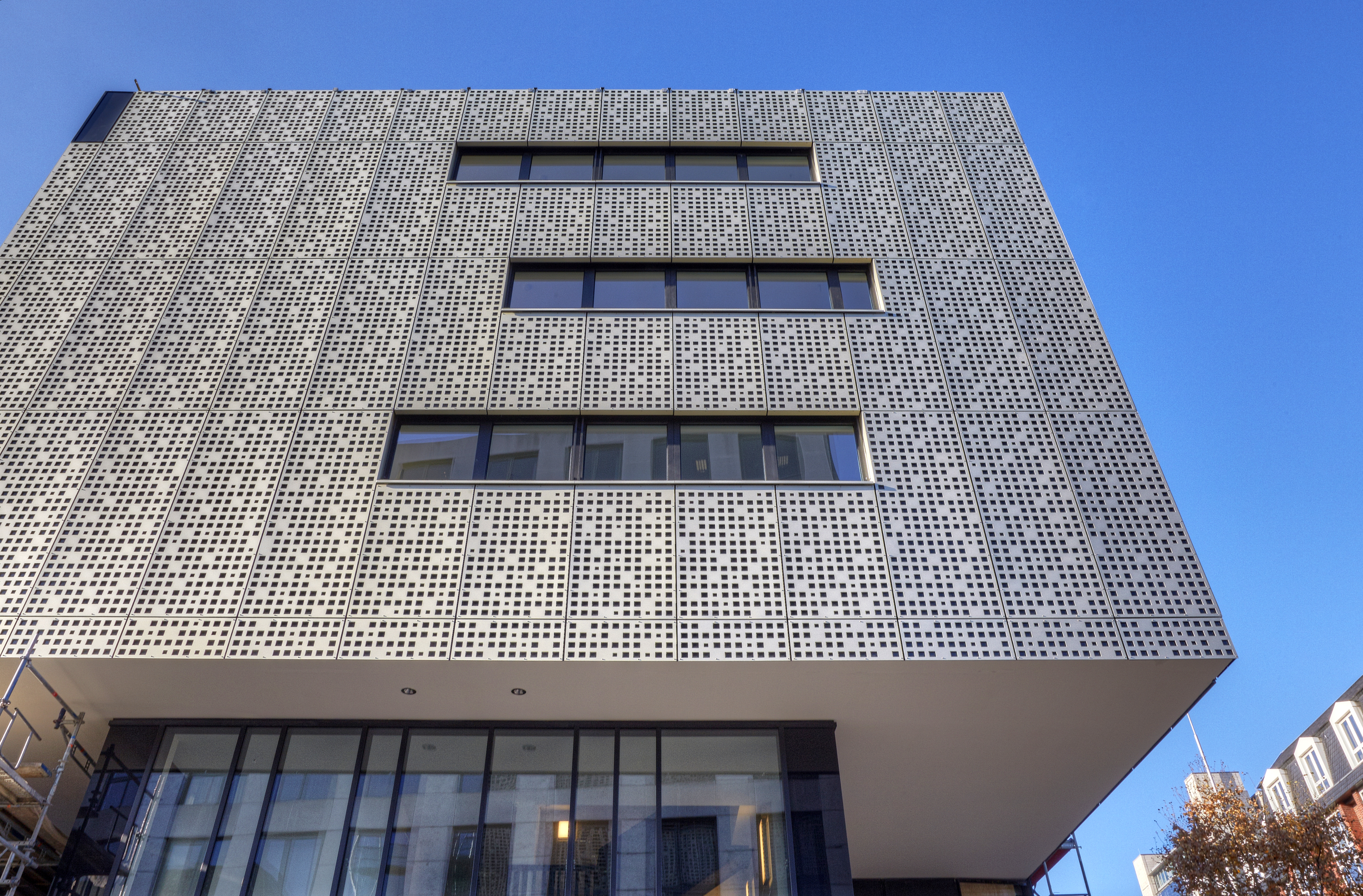 WvM Immobilien glänzt mit neuer Fassade bei Parkhausaufstockung
				