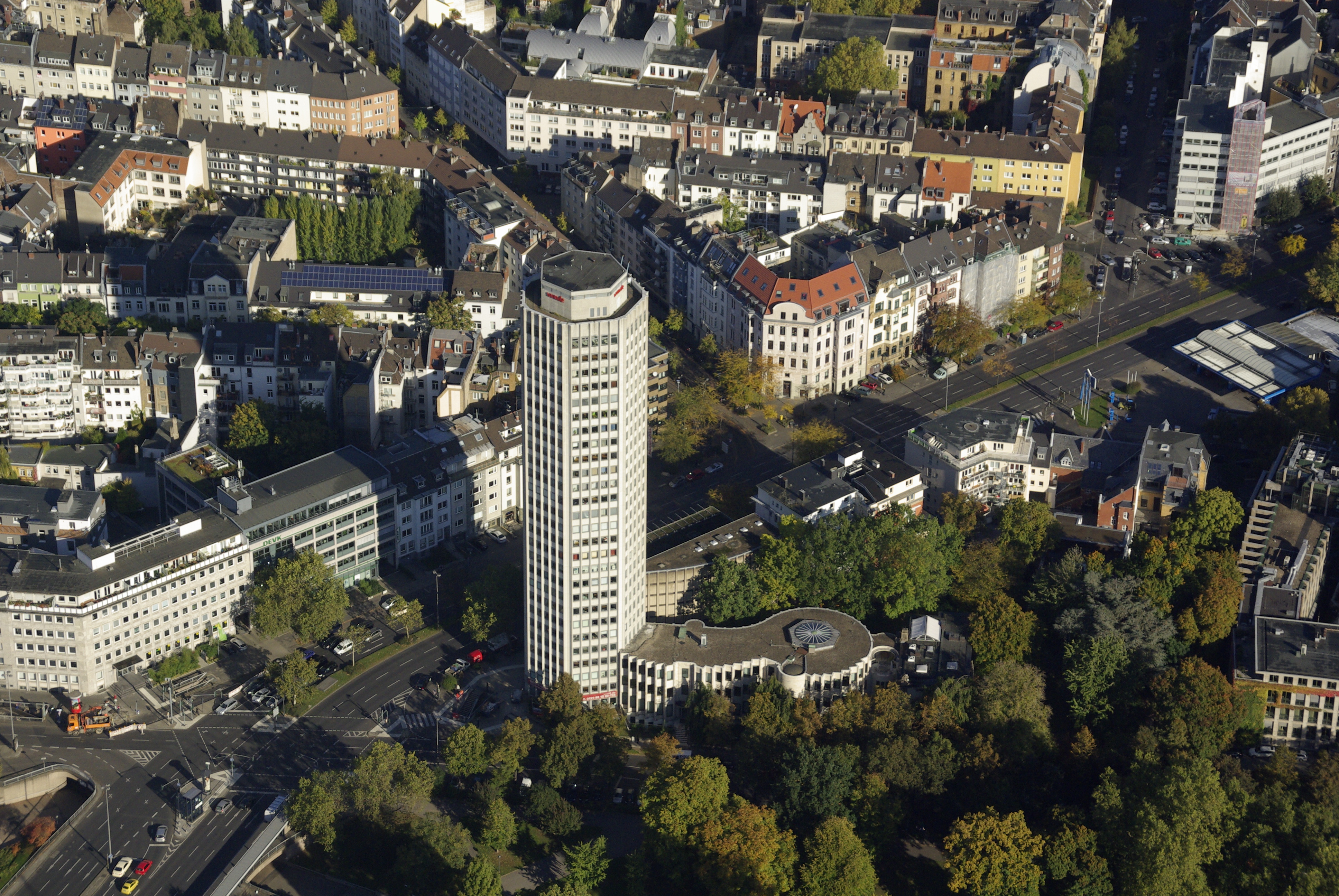 WvM Immobilien saniert und stockt Ringturm in Köln auf
				