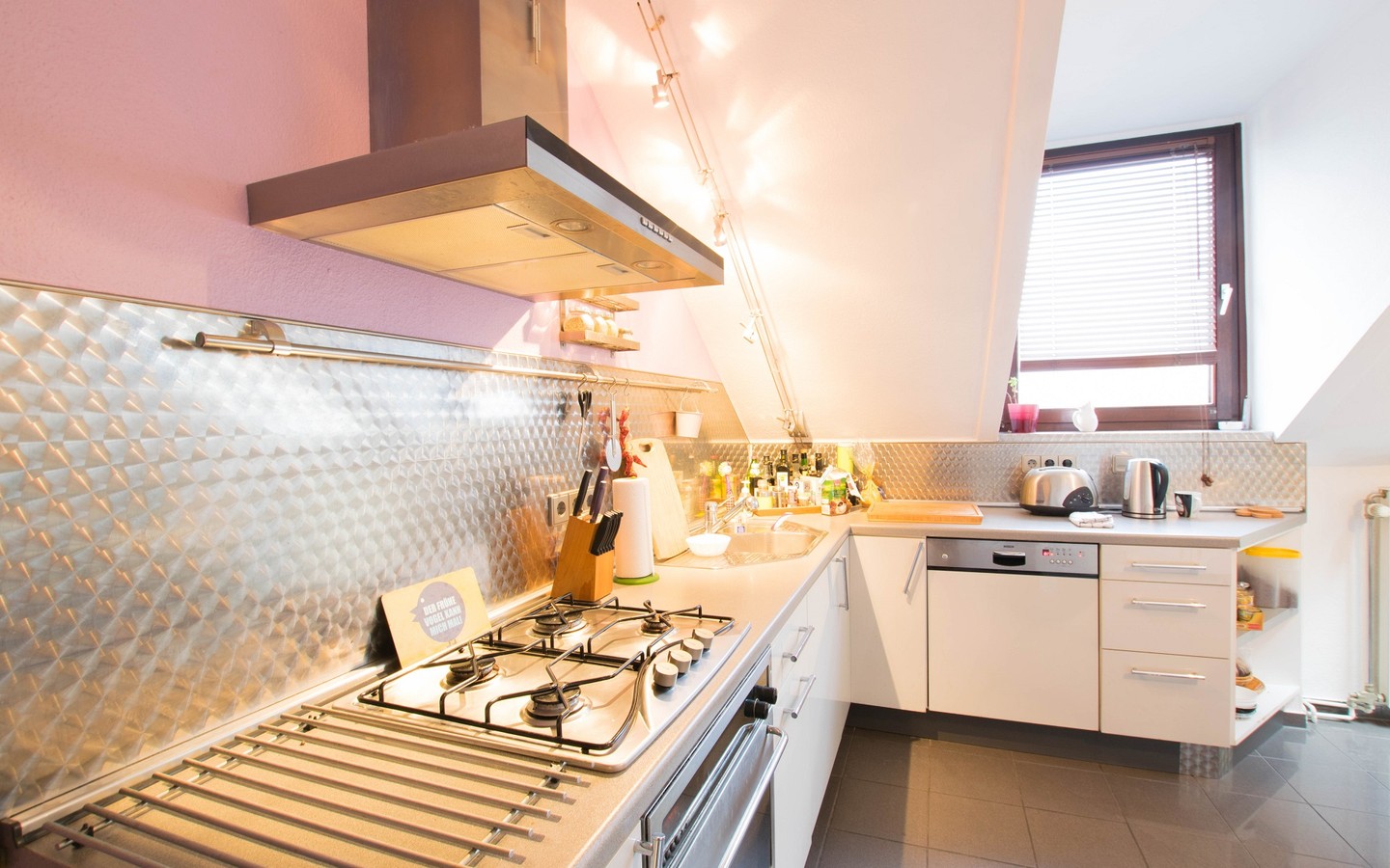 Küchenzeile mit Gasherd - Heidelberg-Weststadt: Gemütliche und helle 2-3 Zimmer Dachgeschosswohnung
