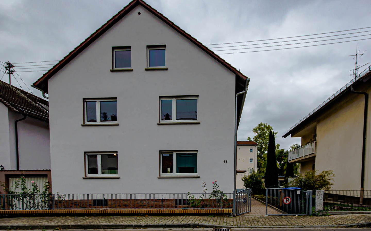 Hausansicht - Charmante Vierzimmerwohnung mit Balkon - ein perfektes Zuhause für eine kleine Familie oder Paar