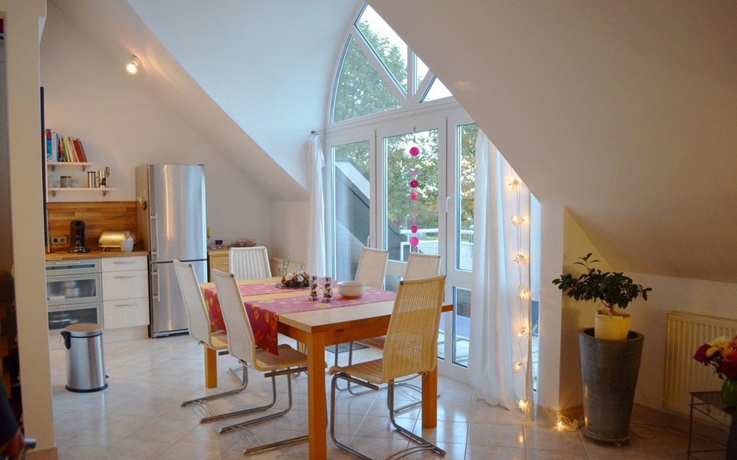Essbereich zur Küche - Mannheim-Seckenheim: Anspruchsvolle, helle  2,5-Zimmer-Maisonette-Wohnung mit viel Atmosphäre