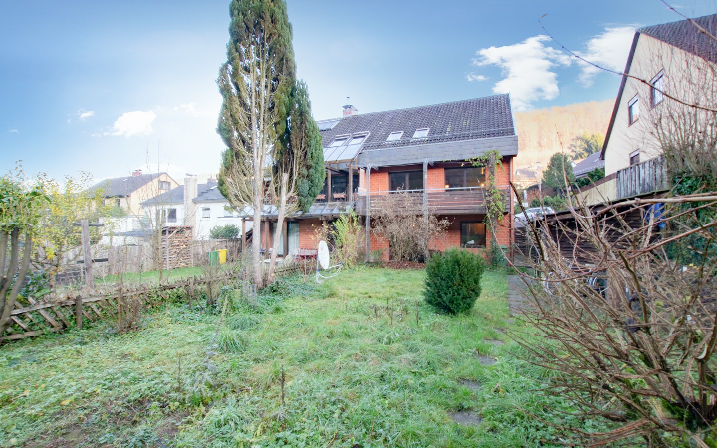 Gartenansicht - Neckargemünd: Großzügige Doppelhaushälfte mit Einliegerwohnung und Garten