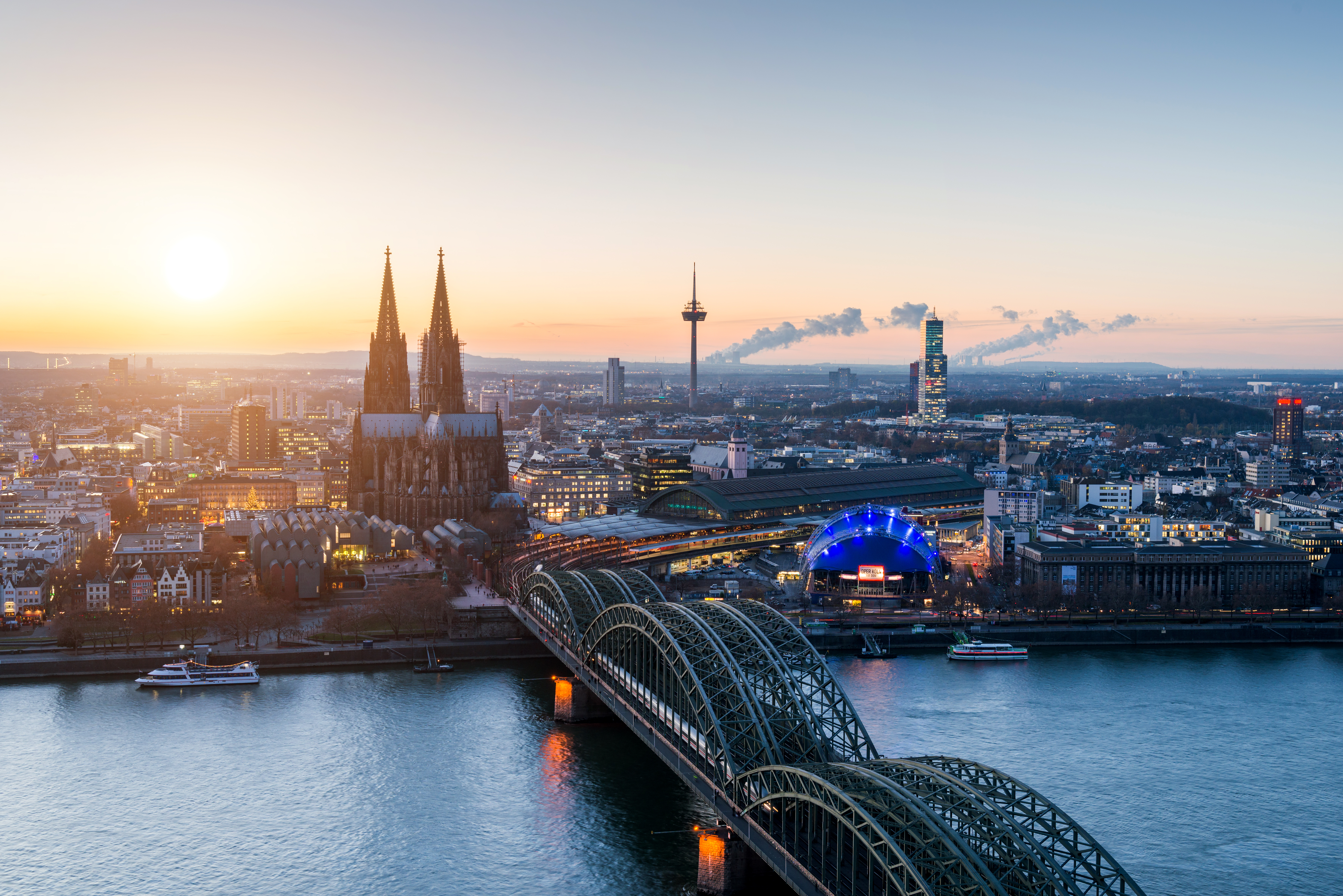 Die Kölner Skyline lädt zum Leben in der Großstadt ein
				