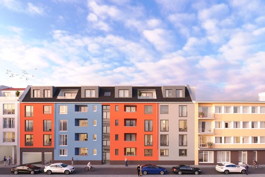 Blick auf blaue und orangefarbene Häuserfassaden von mehreren Mehrfamilienhäusern im Kölner Zentrum