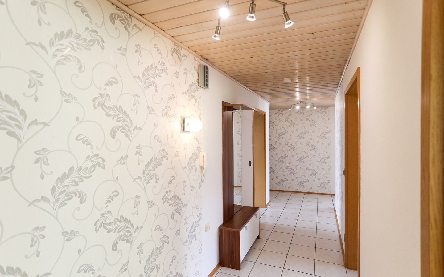 Diele UG - Raum für individuelle Wohn(t)räume: Attraktives und ausbaufähiges Zweifamilienhaus in Dielheim