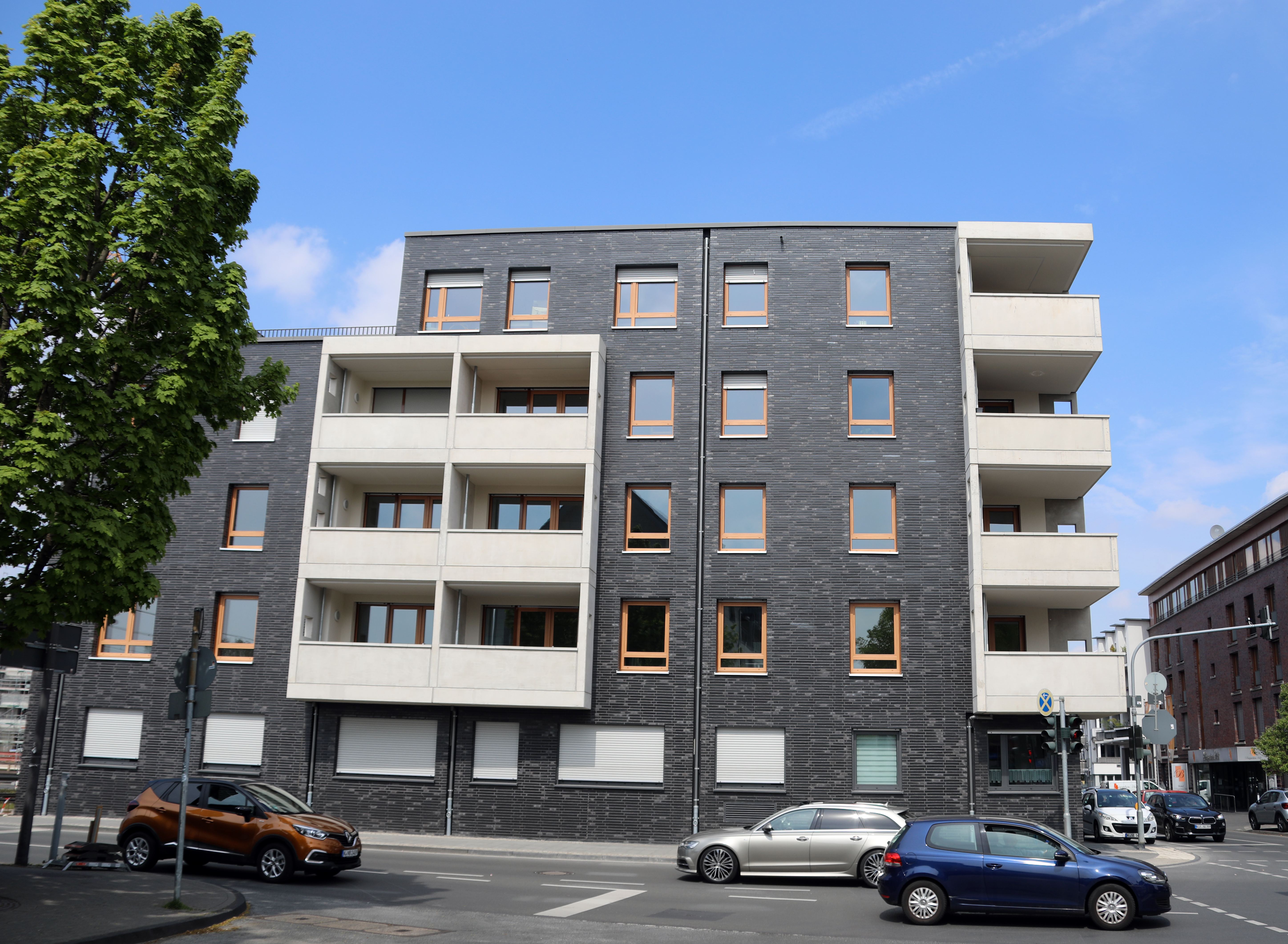 Neues Wohnhaus in der Brückenstraße 112 mit Balkonen
				