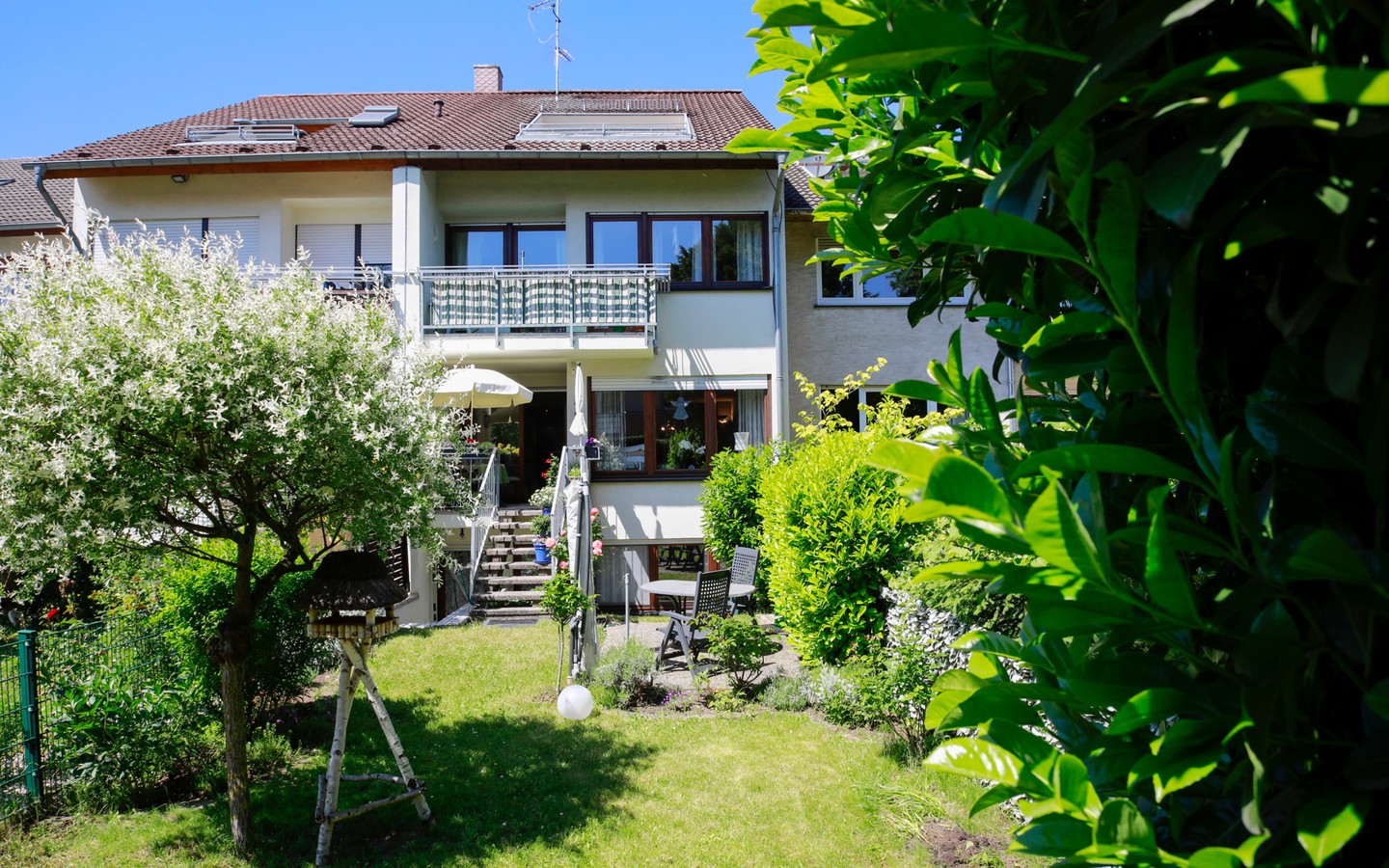 Hausansicht Garten - Viel Platz für die Familie: Geräumiges Reihenmittelhaus mit 6 Zimmern und Garten in Wieblingen