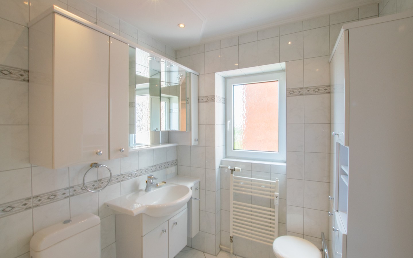 Badezimmer - Nussloch: Geräumige 3-Zimmer-Wohnung mit Loggia und traumhafter Aussicht