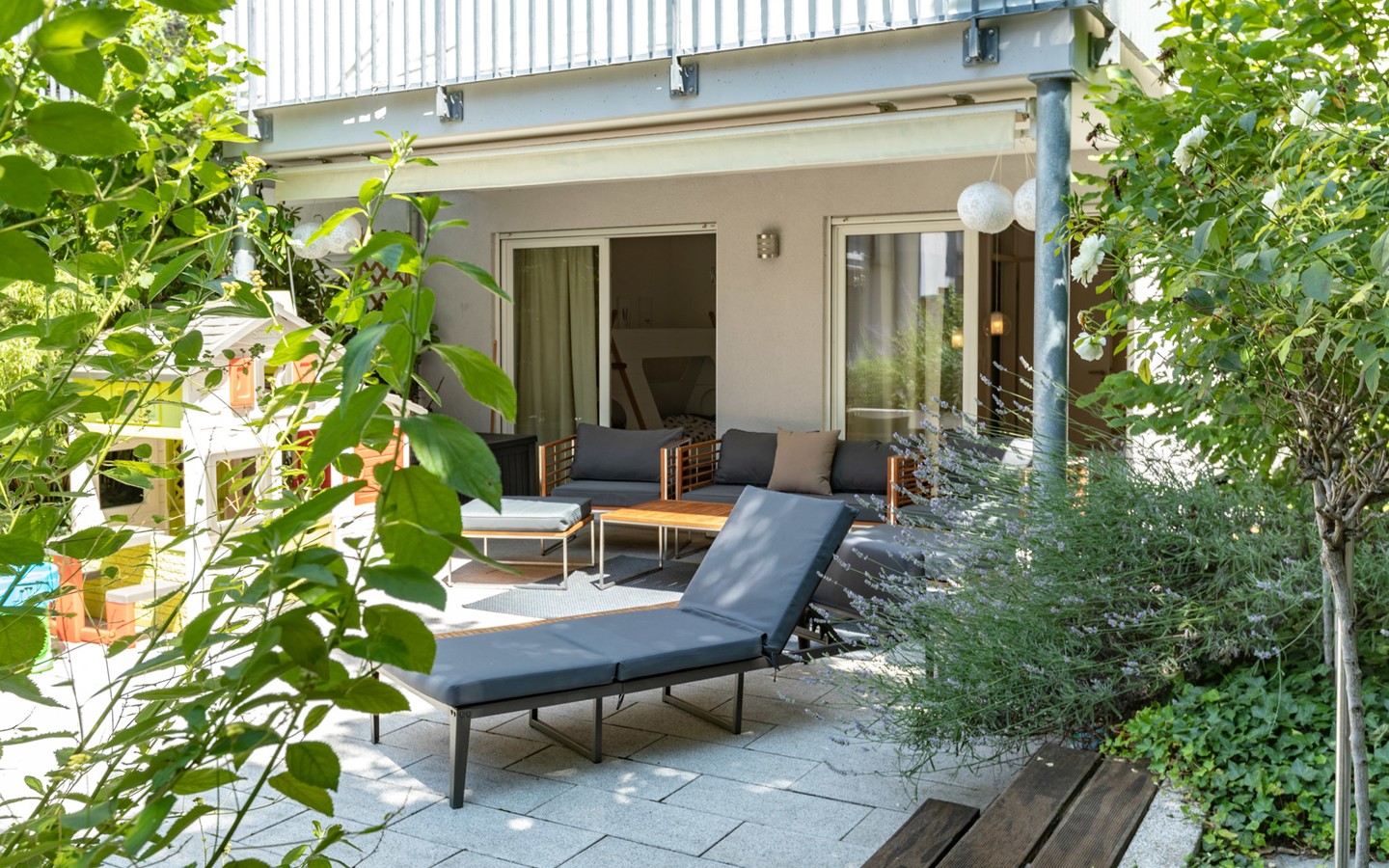 Terrasse - Haus-im-Haus-Feeling: Exklusive Maisonette-Wohnung mit separatem Eingang, Terrasse und Balkon