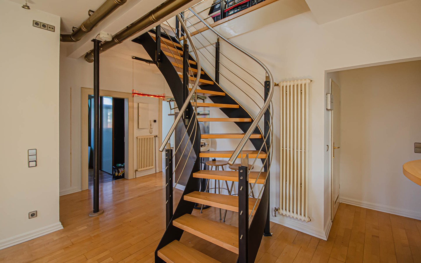 Treppe zur oberen Etage - Idyllische Maisonettewohnung mit Dachterrasse und Gartenanteil