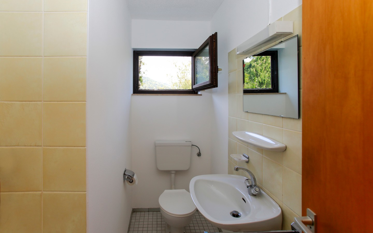 Gäste WC - Doppelhaushälfte mit außergewöhnlicher Split Level Architektur in Hanglage von HD-Ziegelhausen