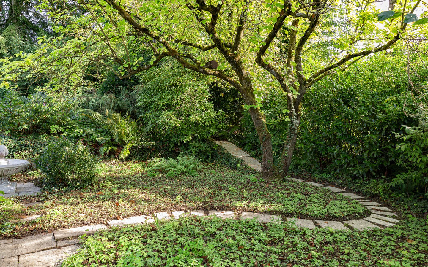 Garten - Von der Natur umarmt: Modernisiertes und freistehendes Anwesen auf parkähnlichem Grundstück