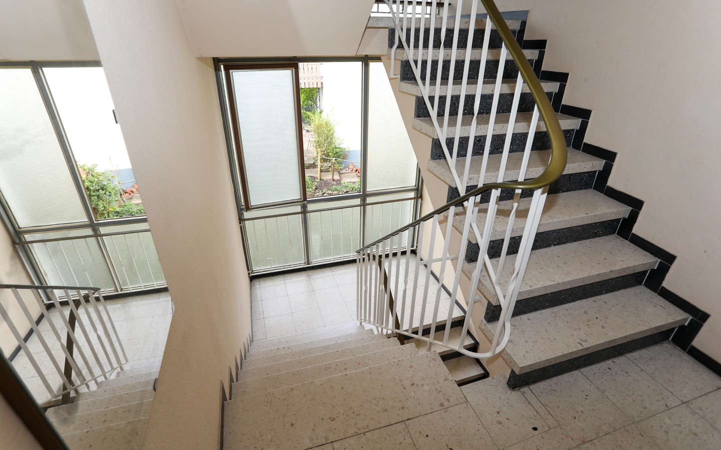 Treppenhaus - Eppelheim: MFH auf großem Erbpachtgrundstück in 
familienfreundlicher Wohnlage zur flexiblen Nutzung