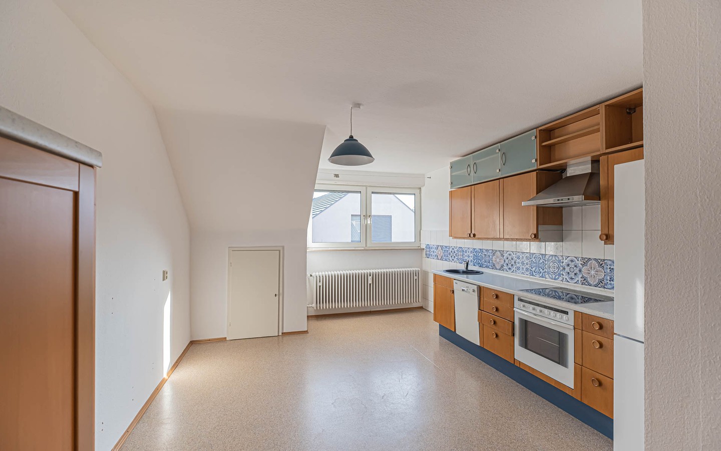 Küche - Bezugsfreie Dachgeschosswohnung mit Balkon in zentraler Lage