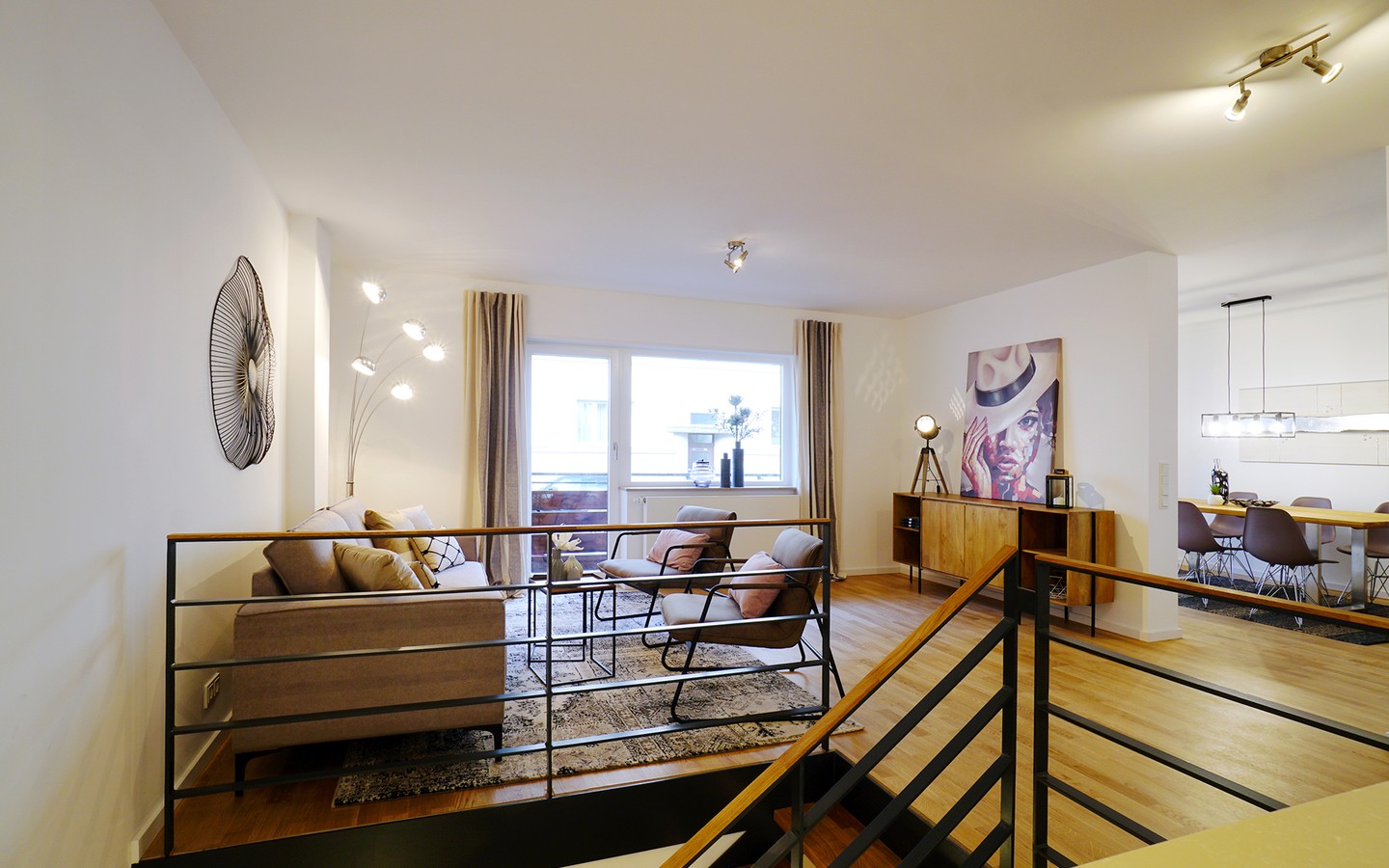 Wohnzimmer EG - Frisch renovierte, großzügige Maisonette-Wohnung mit Wintergarten und zwei TG-Stellplätzen