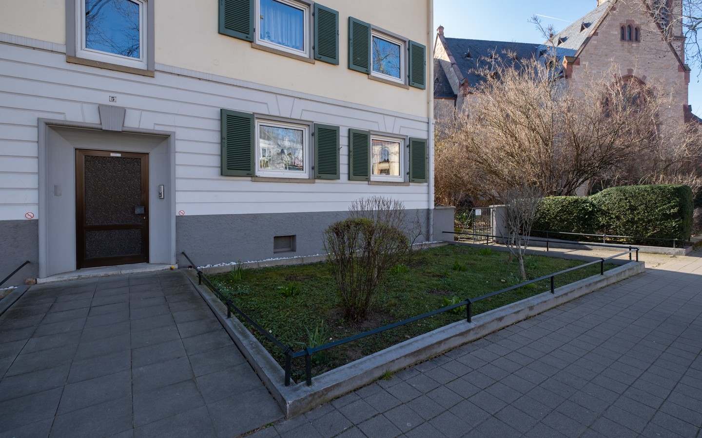 Zugang - Seltene Gelegenheit in HD-Neuenheim: Bezugsfreie 3-Zimmer-Wohnung mit Loggia in zentraler Lage