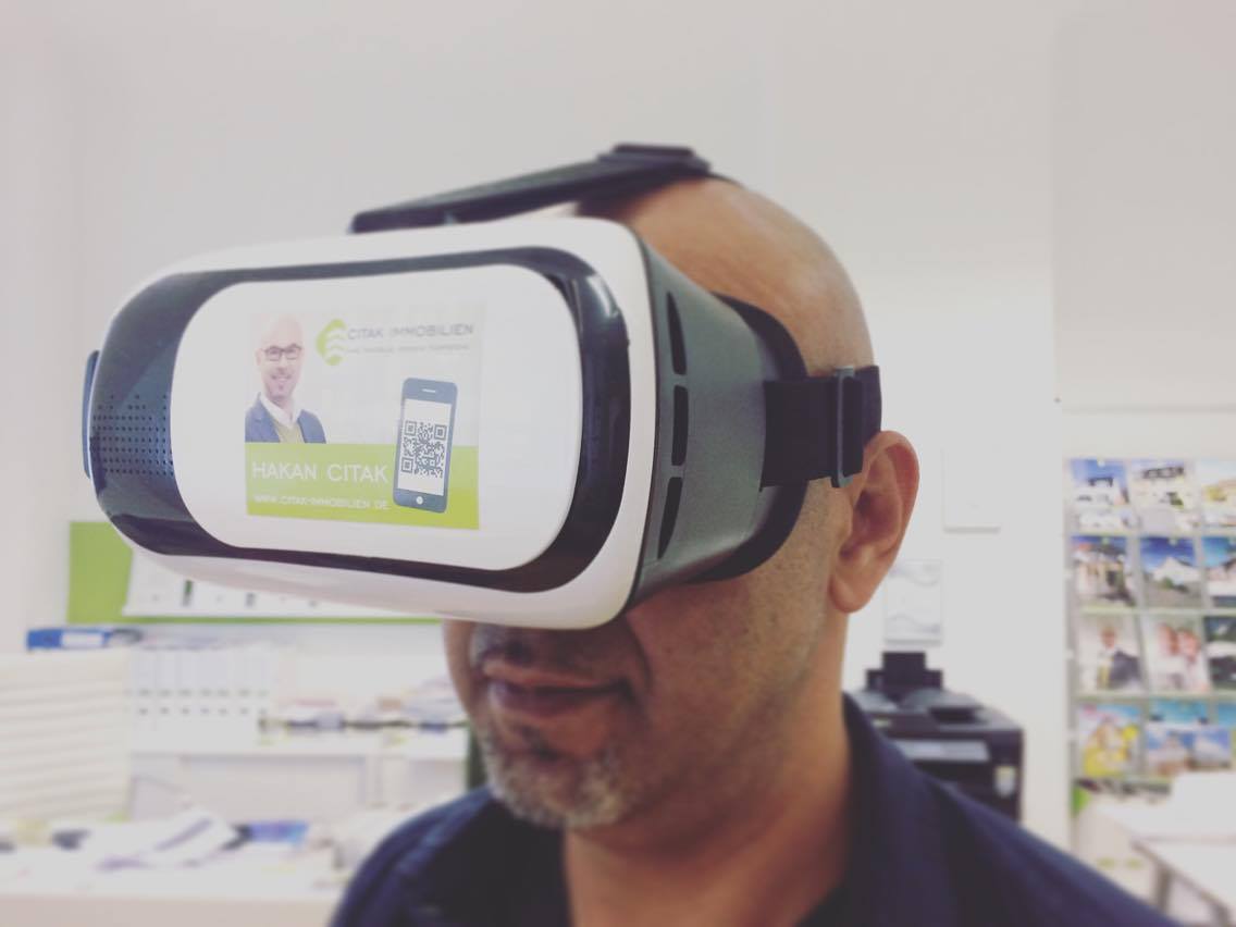 Hakan Citak mit der VR-Brille.jpg