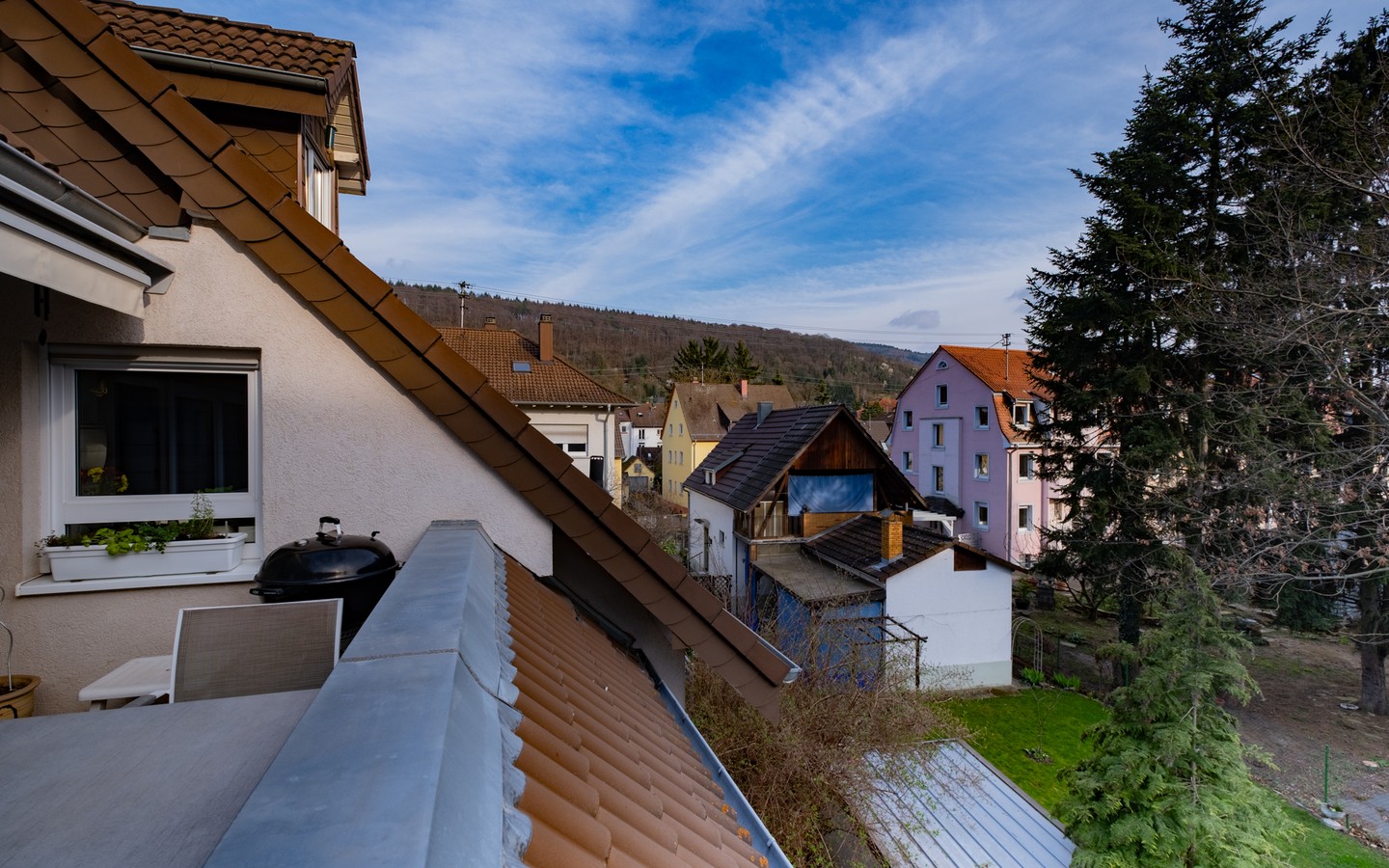 Ausblick nach Osten - Behaglich wohnen: Attraktive 4-Zimmer-Maisonette mit Terrasse und TG-Stellplatz in Rohrbach