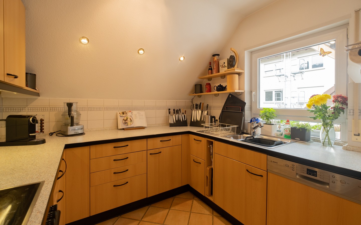 Küche - Behaglich wohnen: Attraktive 4-Zimmer-Maisonette mit Terrasse und TG-Stellplatz in Rohrbach