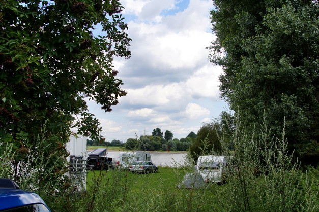 Im Norden von Köln liegt ein Gebiet, das ist so schön, dass es dort sogar einen Campingplatz gibt. Der kleine Campingplatz in Kasselberg ist ein Phänomen.