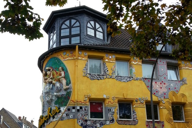 Weiter südlich kann man noch eine Kölner Sehenswürdigkeit erkunden, nämlich das Haus an der Ecke Escher Straße und Kleine Hartwichstraße.
