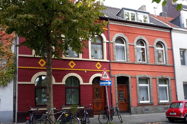 Weiter südlich kann man noch eine Kölner Sehenswürdigkeit erkunden, nämlich das Haus an der Ecke Escher Straße und Kleine Hartwichstraße.