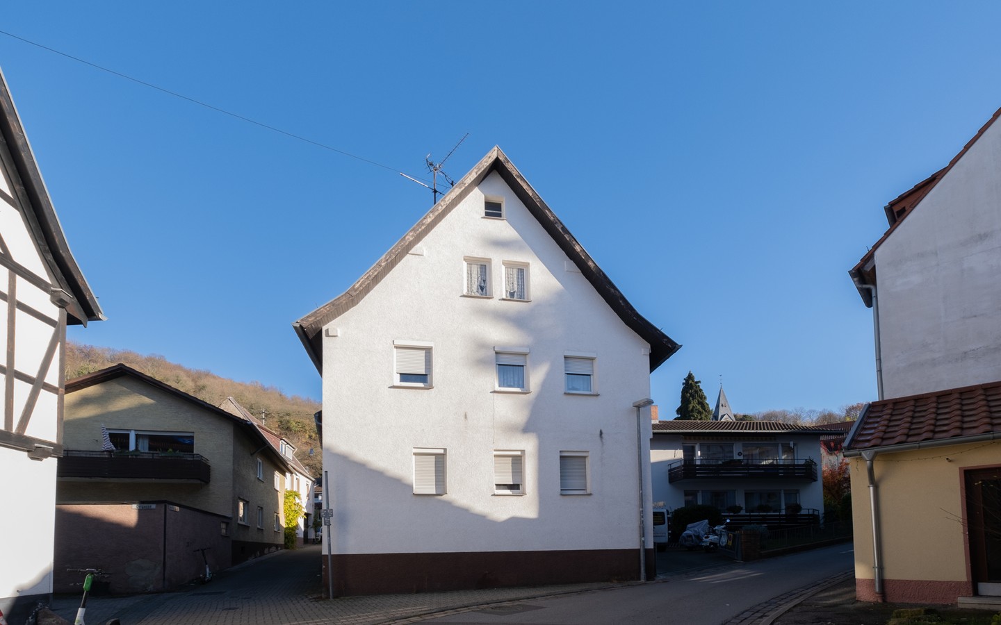 Ansicht Westen - Seltene Gelegenheit mitten in Rohrbach: kernsanierungsbedürftiges Zweifamilienhaus (teilvermietet)