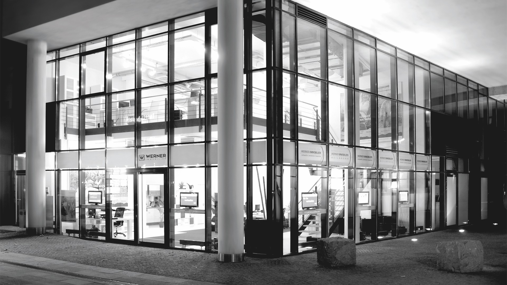 Ladenbild bei Nacht in Schwarz Weiß-Banner - Immobilienmakler in Heilbronn