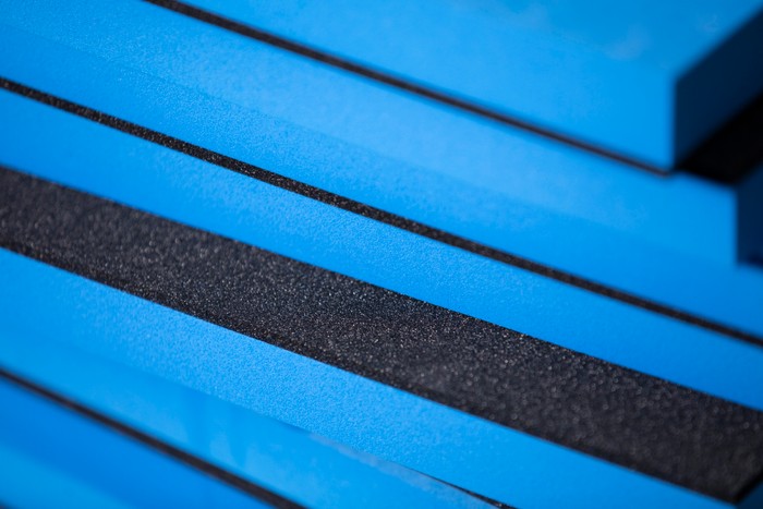 Leidel und Kracht Materialien Schaumstoff blau-schwarz.jpg 