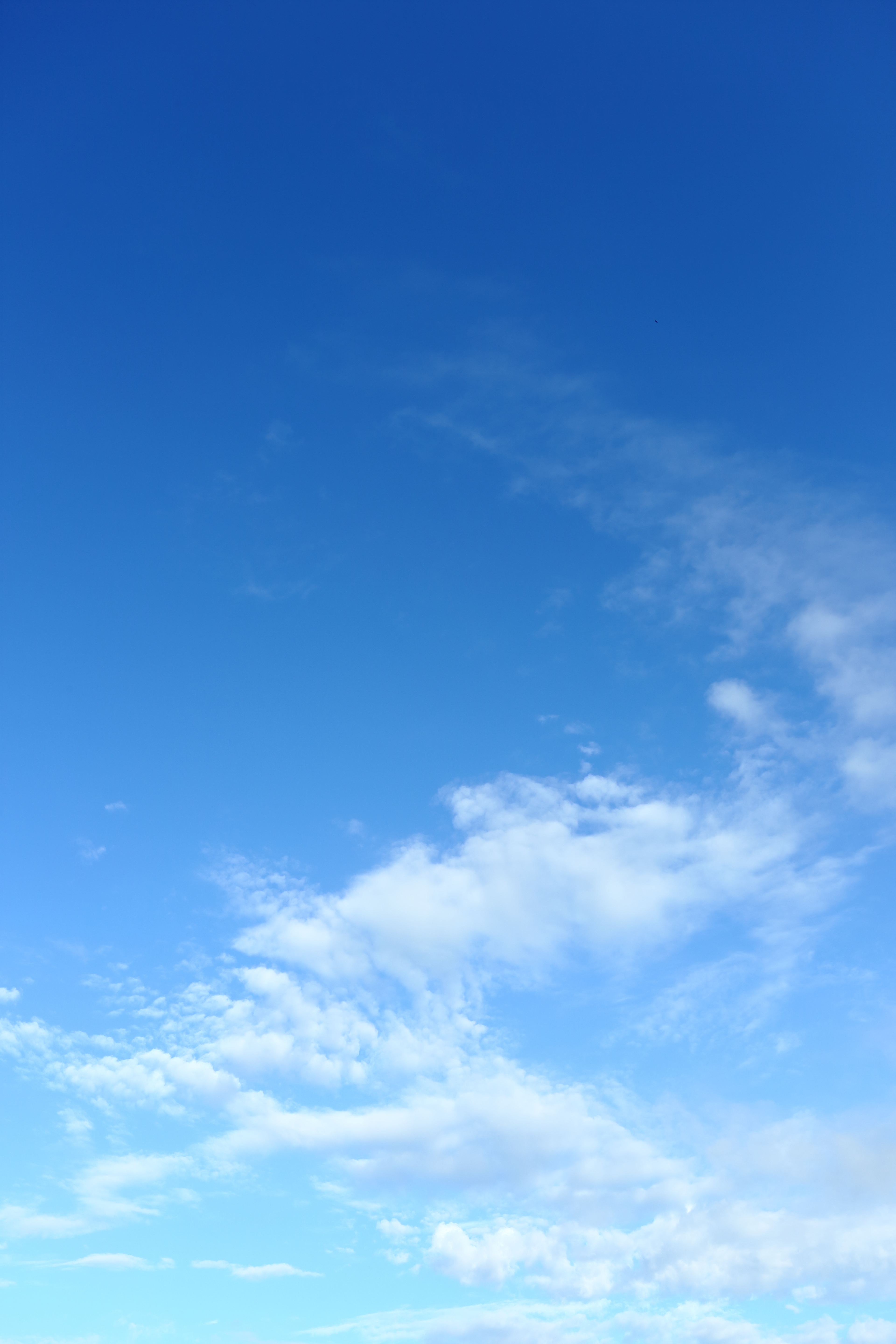 Blauer Himmel mit weißen Wolken
					©AdobeStock_327715461_sutichak
				