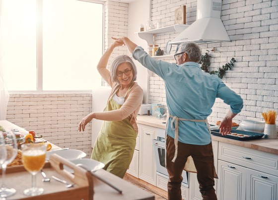 Ehepaar tanzt in Küche - ©AdobeStock_460381246_gstockstudio