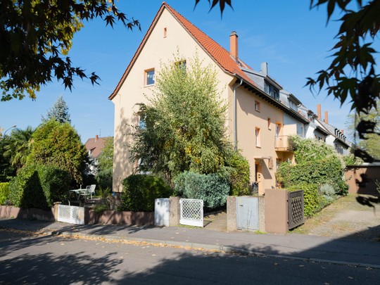 Kapitalanlage + Eigennutzung: Gepflegtes 3-Familienhaus mit Garten und bezugsfertiger Wohnung - Ihr Immobilienmakler in Heidelberg