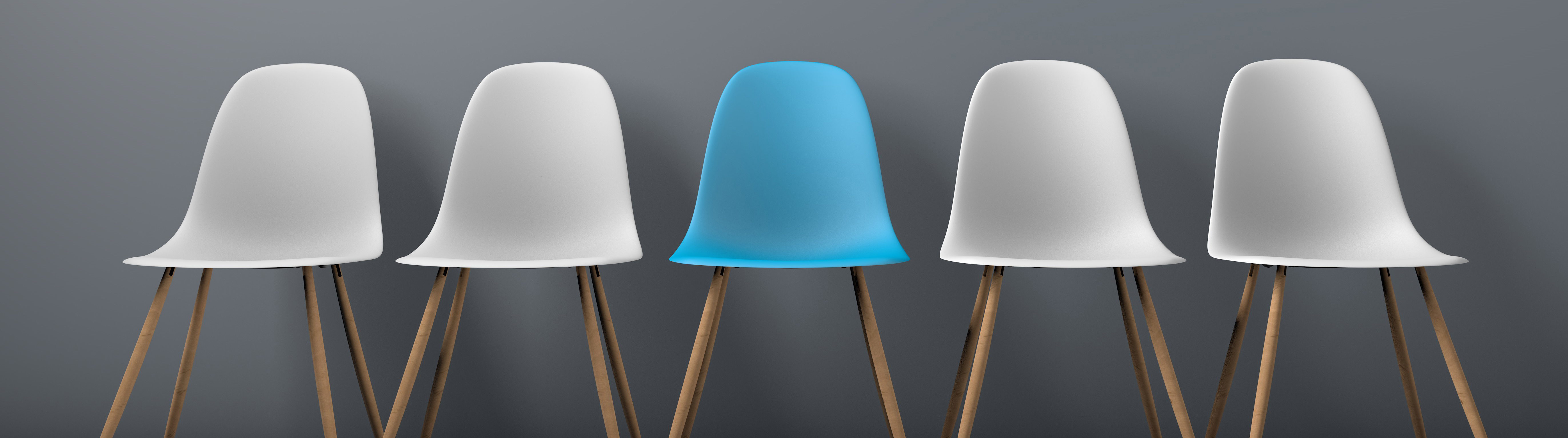 Wir freuen uns auf Sie. Ein blauer freier Stuhl zwischen 4 weißen Stühlen.
					©AdobeStock_177671347kleien_ink drop
				
