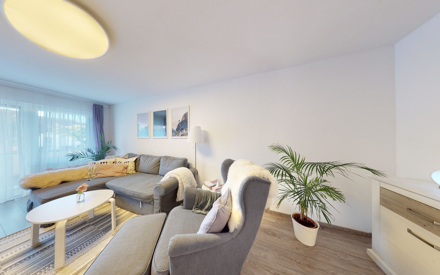Wohnzimmer - Großzügige und modernisierte 3,5-Zimmer-Wohnung mit Terrasse und TG-Stellplatz in top Zustand!