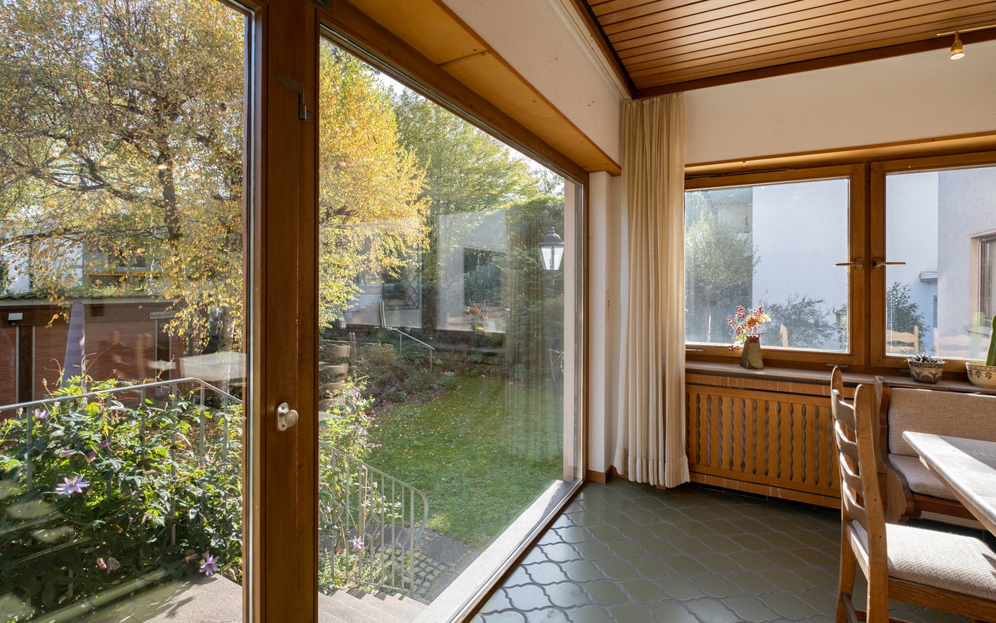 Blick in den Garten - Wohnhaus mit grünem Paradies für die große Familie oder als Mehrgenerationenhaus in HD-Neuenheim