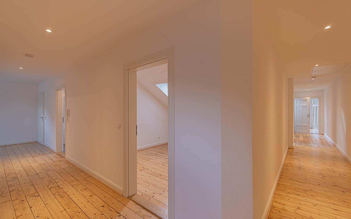 Flur - Rarität – Dachgeschosswohnung mit Schlossblick -
 Ideal für kreative Singles oder Paare