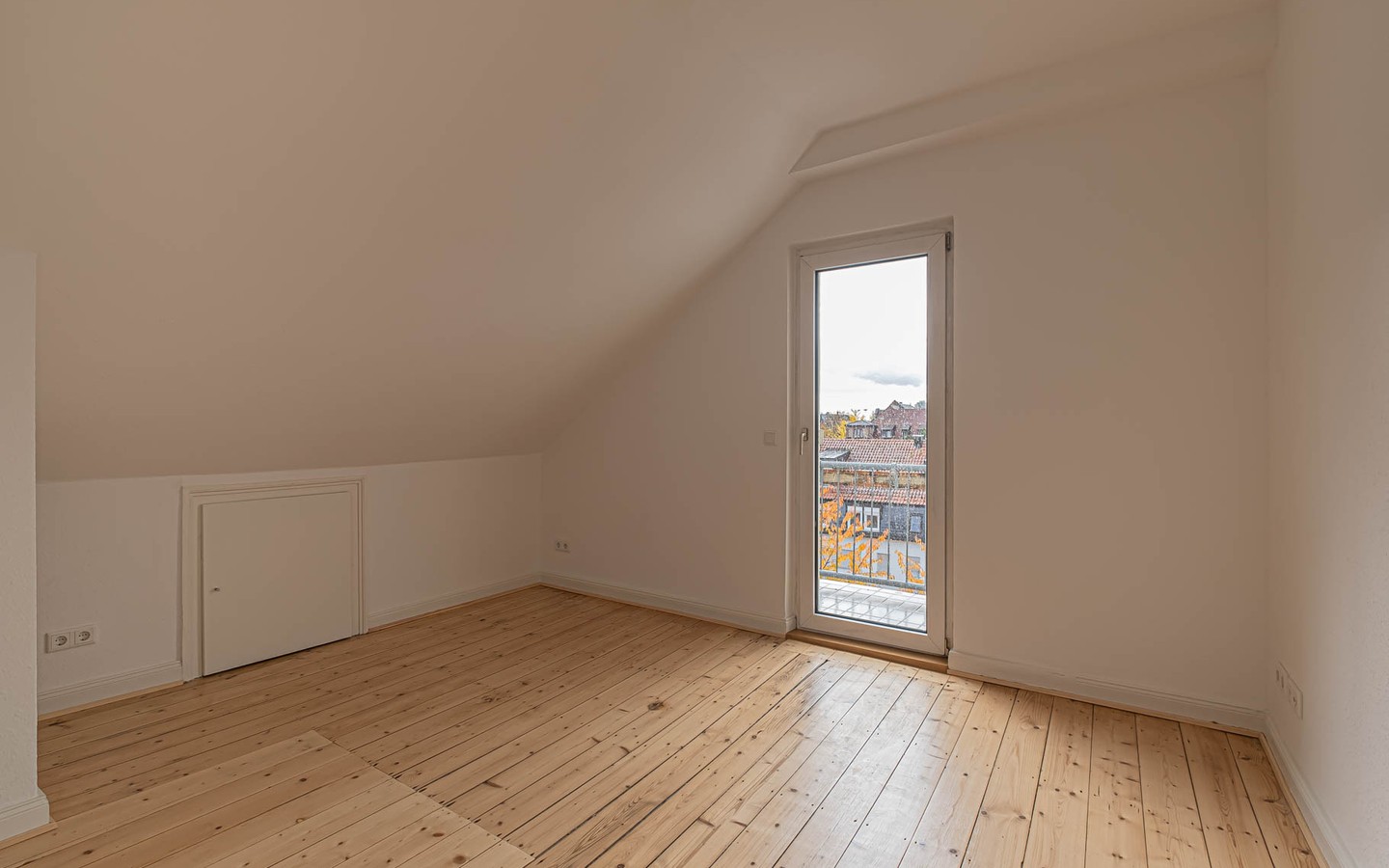 Wohnzimmer - Rarität – Dachgeschosswohnung mit Schlossblick -
 Ideal für kreative Singles oder Paare
