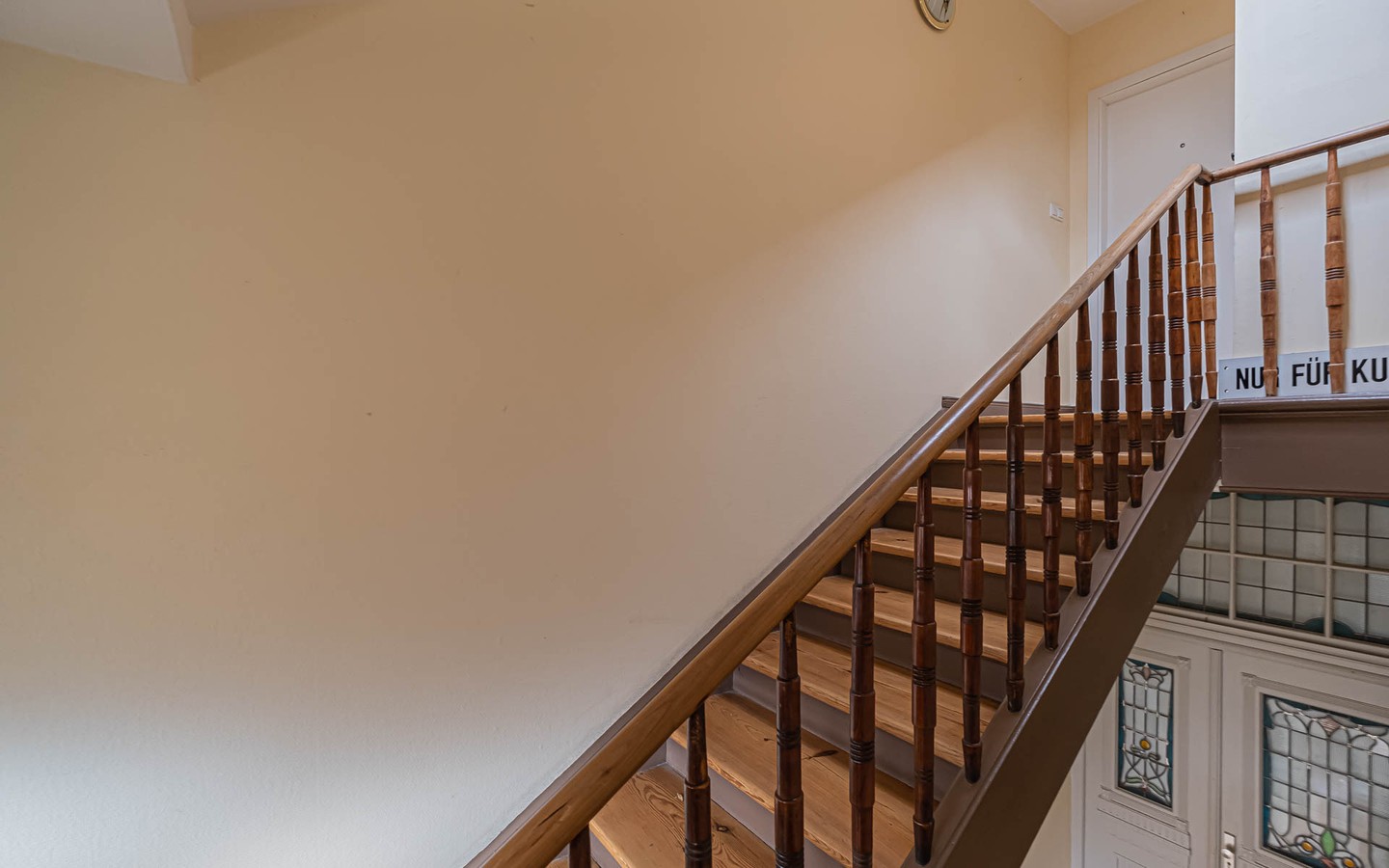 Treppenhaus - Rarität – Dachgeschosswohnung mit Schlossblick -
 Ideal für kreative Singles oder Paare