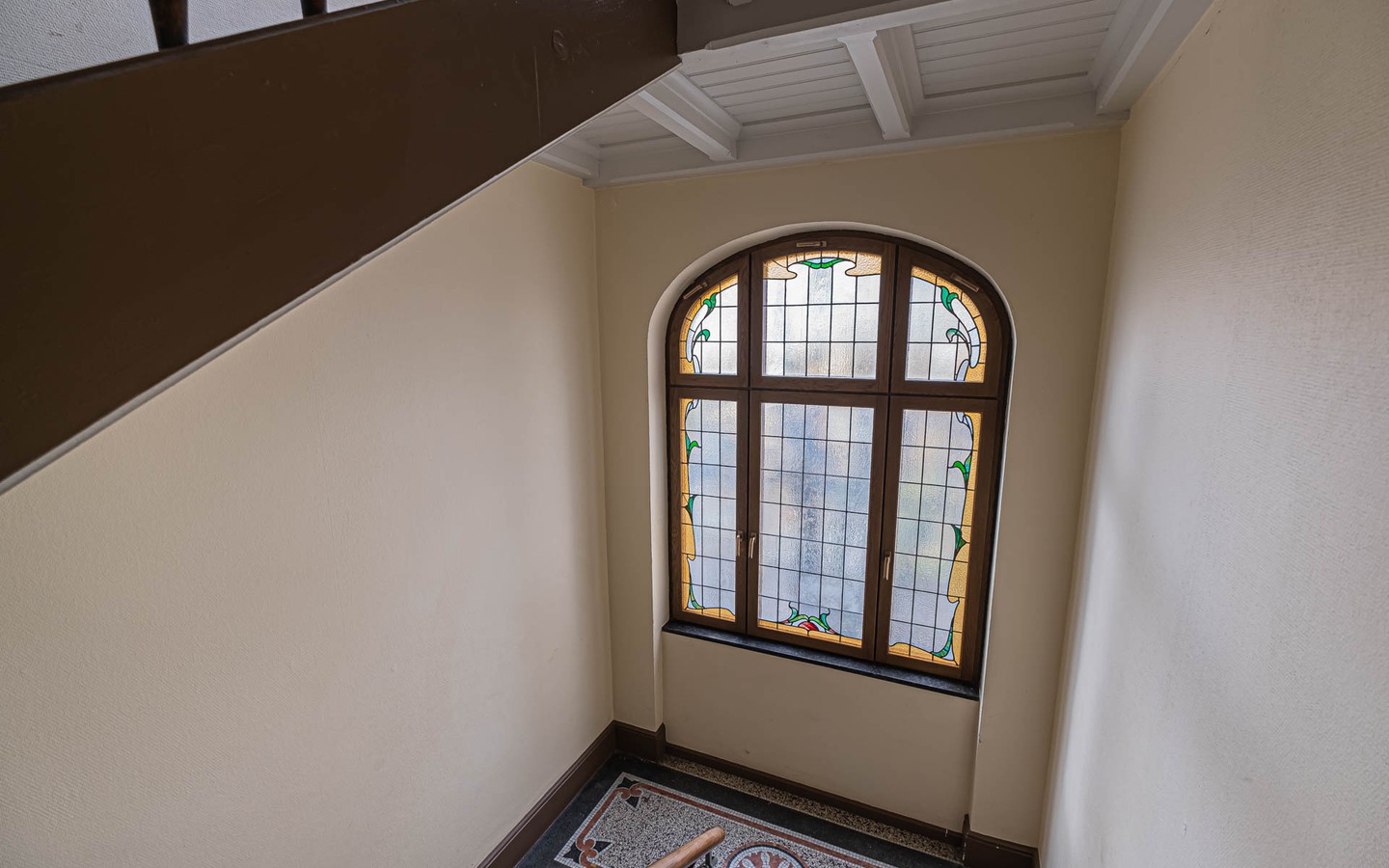 Treppenhaus - Rarität – Dachgeschosswohnung mit Schlossblick -
 Ideal für kreative Singles oder Paare