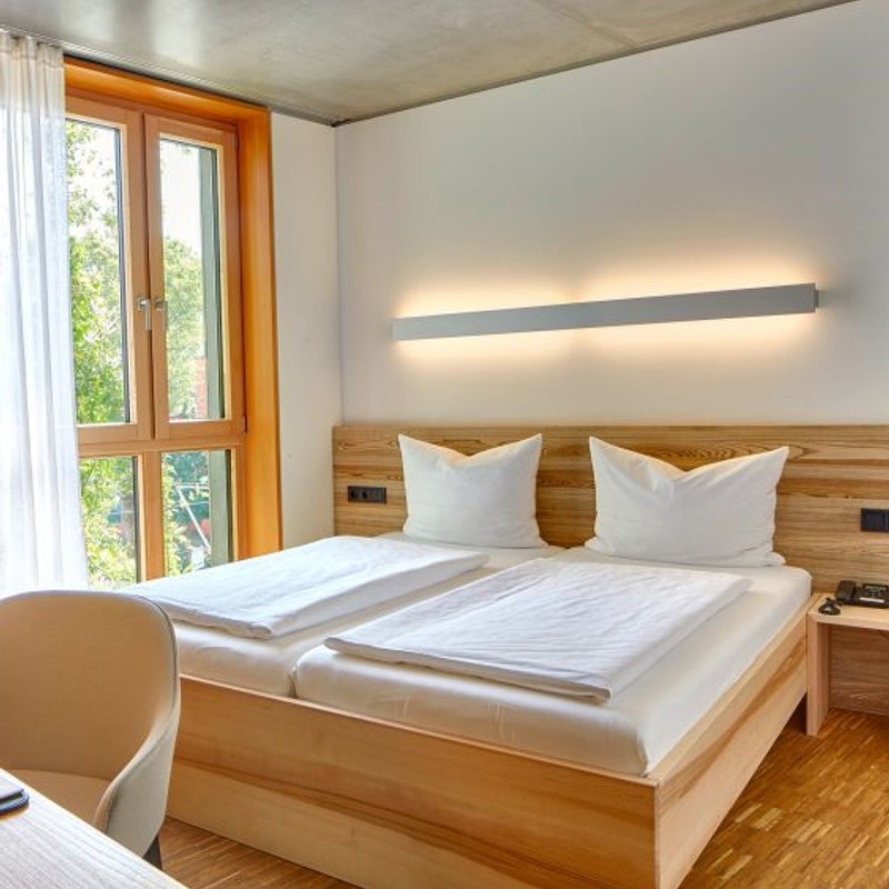 green-city-hotel-vauban-rollstuhlgerechtes-stadthotel-freiburg-baden-wuertemberg-zimmer_2.jpeg
				