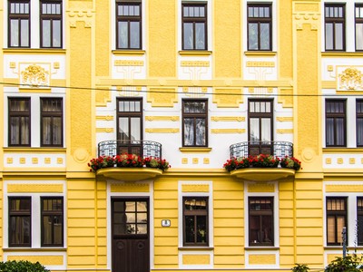 Sanierte-Hausfront-Architektur-in-gelb-immobilienmakler-immobilien-verkauf-muenchen.jpg - ©Rohrer Immobilien GmbH