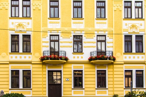 Sanierte-Hausfront-Architektur-in-gelb-immobilienmakler-immobilien-verkauf-muenchen.jpg - ©Rohrer Immobilien GmbH