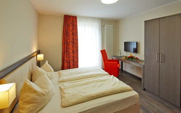 hotel_fit_rollstuhlgerechtes_landhotel_mit_tagungsmoeglichkeiten_in_much_doppelzimmer.jpg